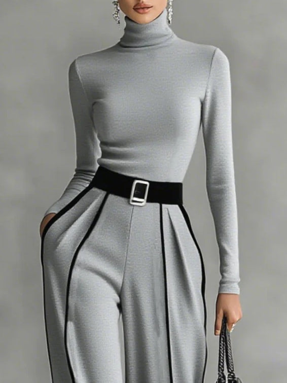 Set with finished top featuring a high neck and long sleeves, wide pants, and belt