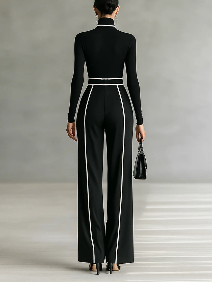 Set with finished top featuring a high neck and long sleeves, wide pants, and belt