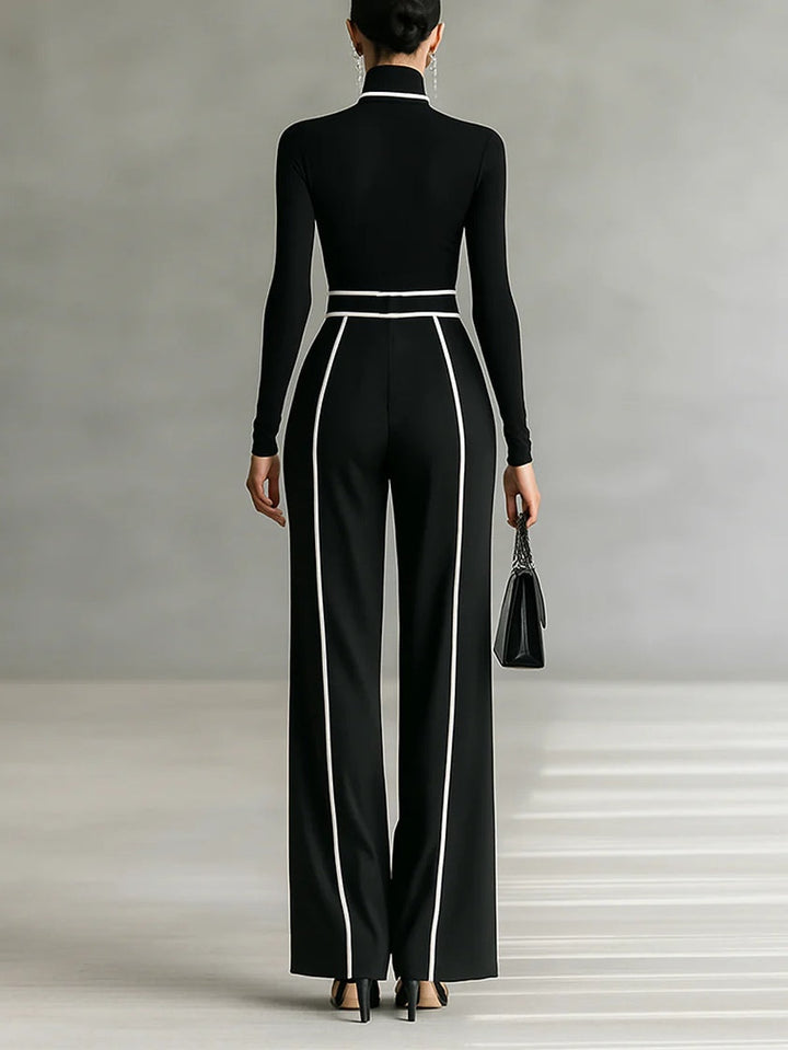 Set with finished top featuring a high neck and long sleeves, wide pants, and belt