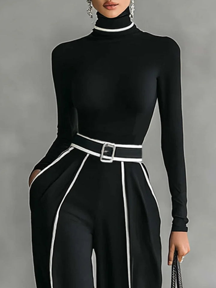 Set with finished top featuring a high neck and long sleeves, wide pants, and belt
